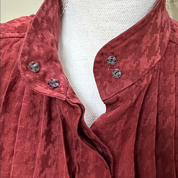 Vintage Nordstrom silk jacquard pleated blouse in burgundy red - Picture 4 of 10
